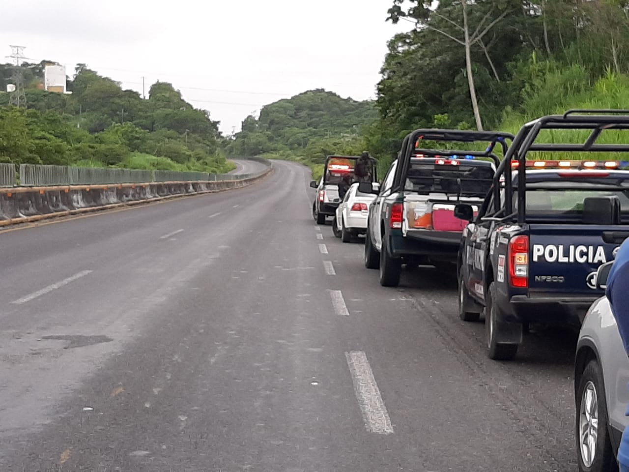Abandonan dos cadáveres a un costado de la autopista Nuevo Teapa-Cosoleacaque