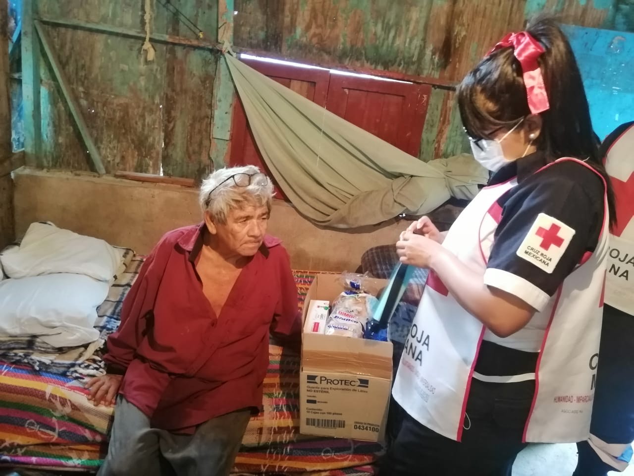 Socorristas entregan apoyos a adulto en situación de abandono en Veracruz puerto