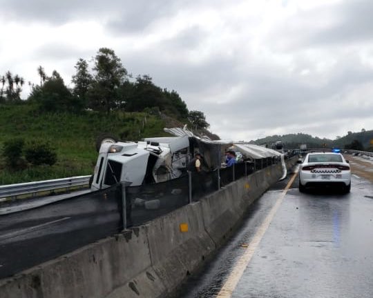Vuelca tráiler en la autopista Xalapa-Perote