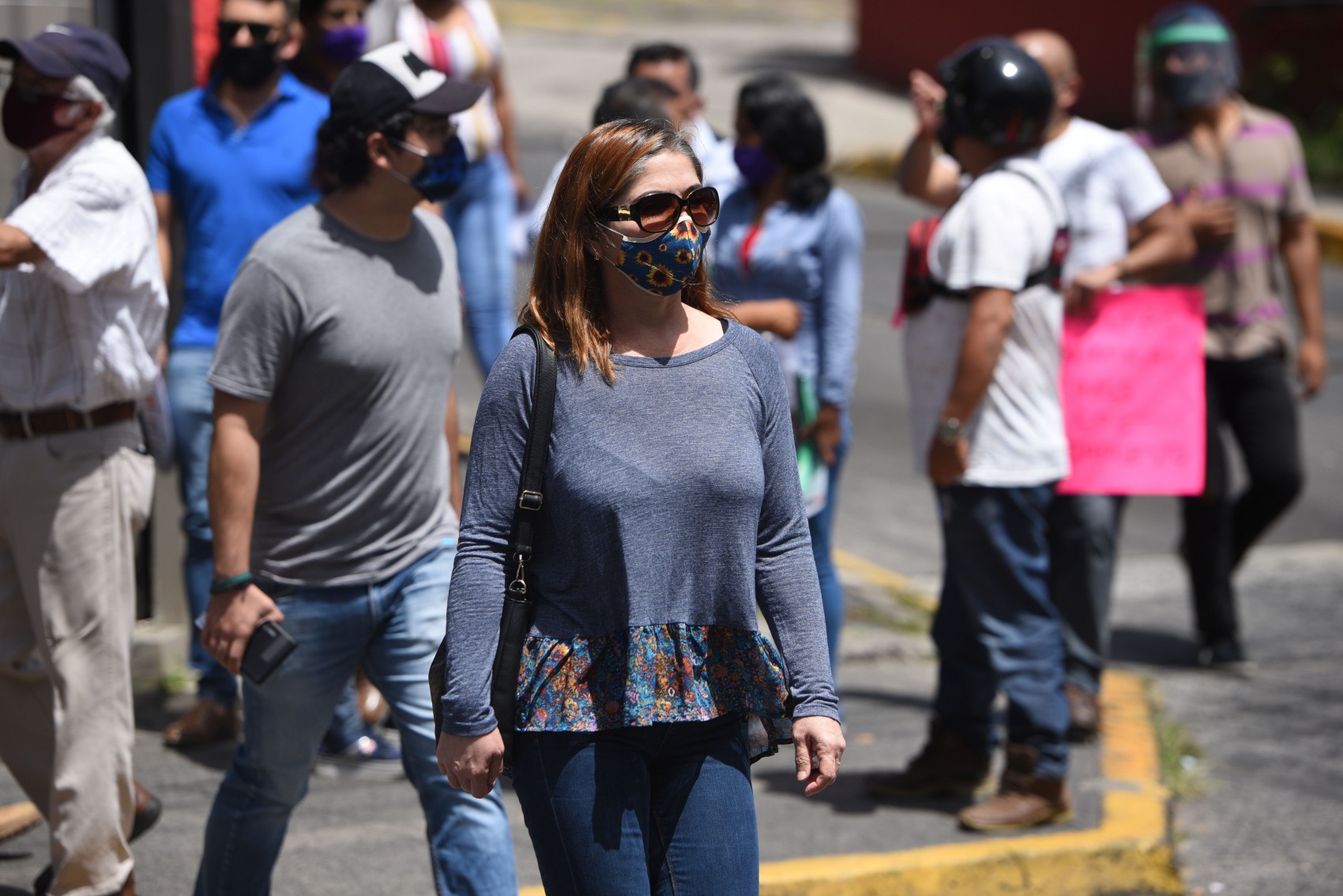 Gran afluencia de personas en calles  del centro, pese a cierre de vialidades