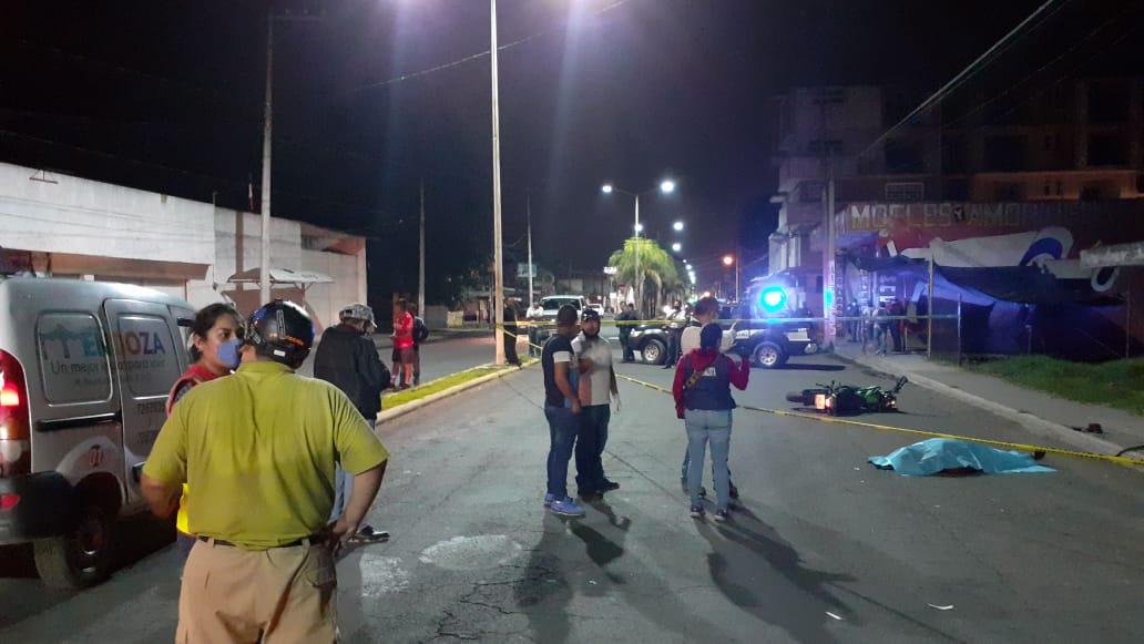 Policía del IPAX muere al derrapar  en su moto en la carretera Orizaba-Tehuacán