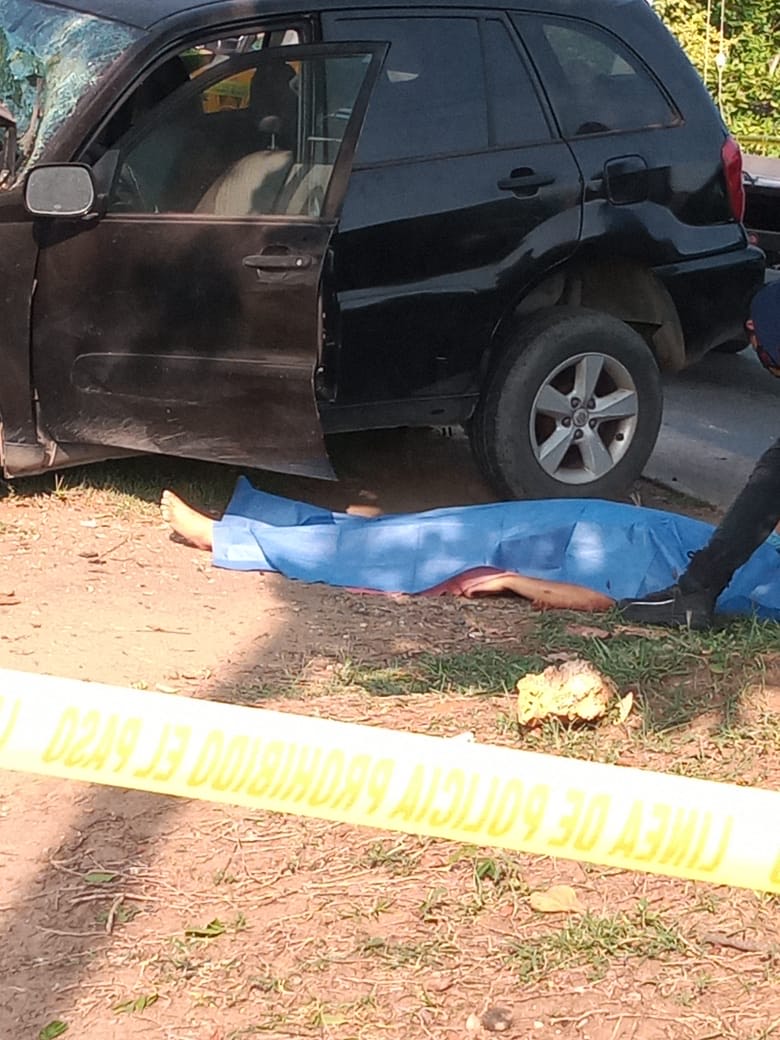 Joven mujer muere al estrellarse contra la entrada de un fraccionamiento en Veracruz