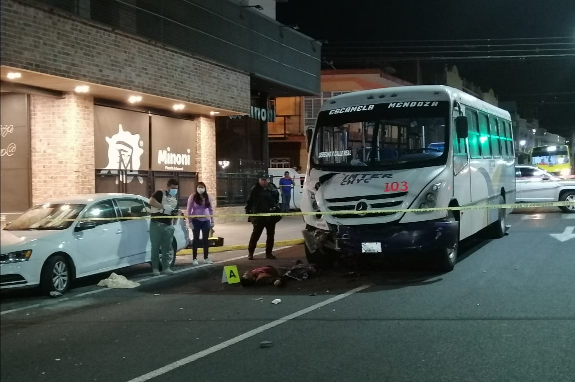 Pareja de motociclistas muere atropellada por urbano en el centro de Orizaba