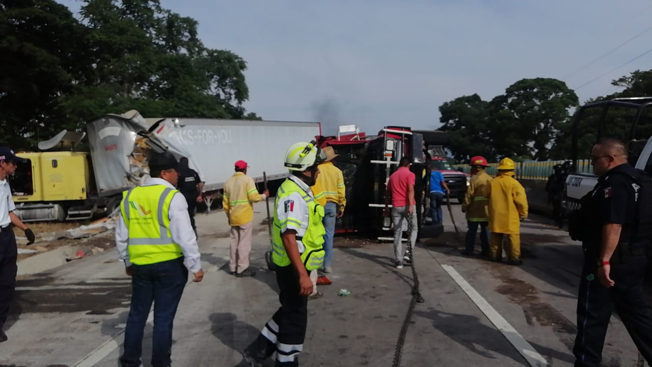 Choque de tráiler y camión materialista  en la autopista Córdoba-Veracruz