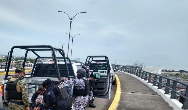 Mujer intenta lanzarse del puente de Allende