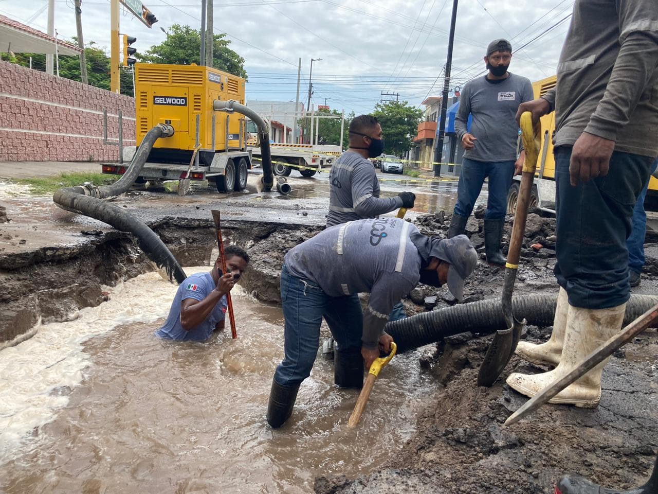 Se registra mega fuga de agua potable en el centro de Veracruz puerto
