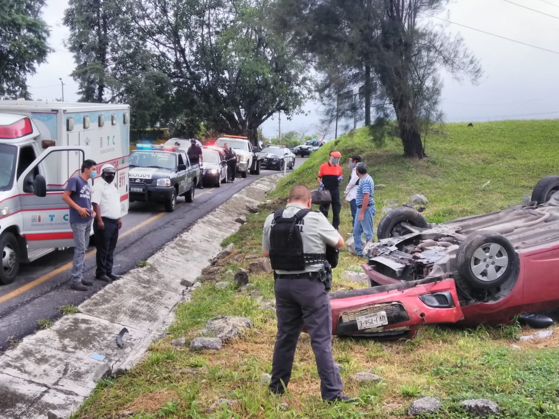 Vuelca auto particular en Ixtaczoquitlán, dos lesionados