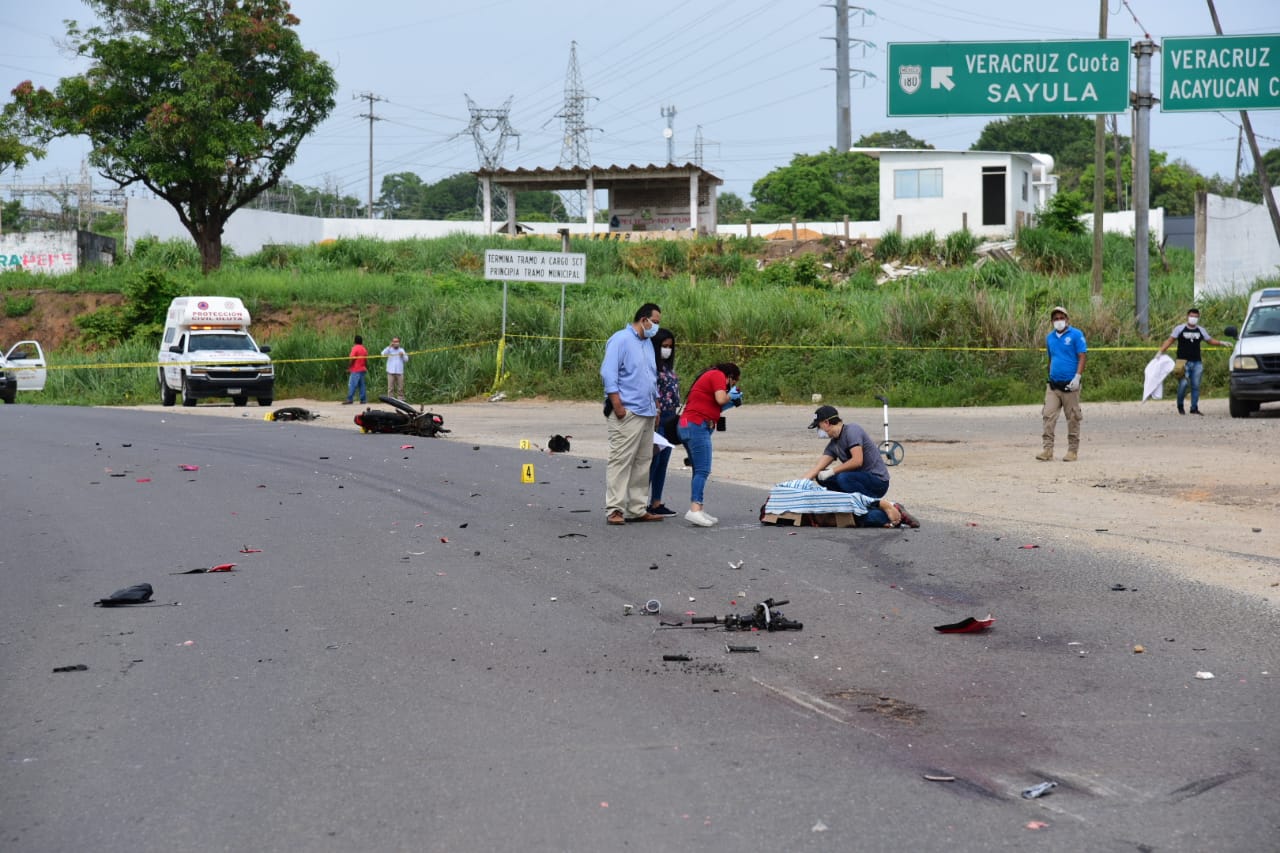 Tráiler embiste y mata a pareja  de motociclistas en Acayucan