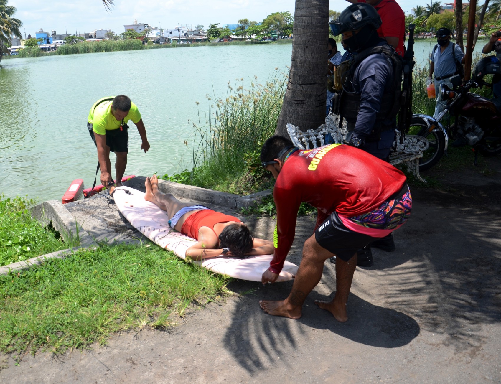 Rescatan a joven que se lanzó a la laguna de Malibrán