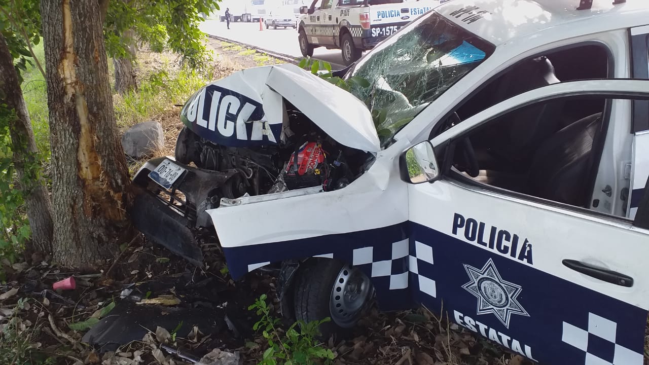Tres policías lesionados al estrellarse su patrulla contra un árbol en Manlio Fabio Altamirano
