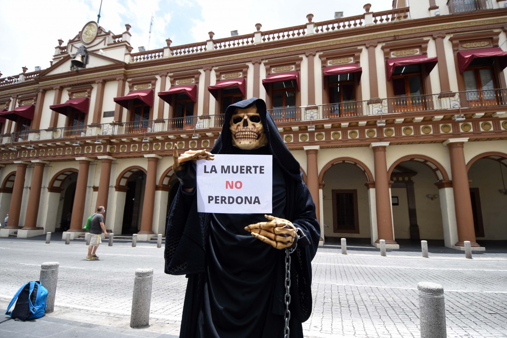 La muerte ronda a quienes no usan cubrebocas en calle de Xalapa