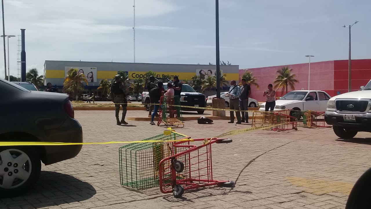 Balean a sujeto en estacionamiento de tienda de autoservicio, en Coatzacoalcos