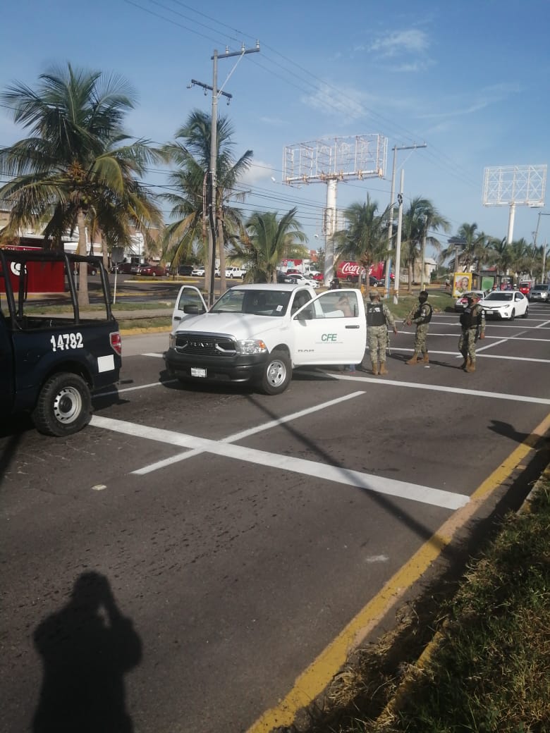 Tras persecución detienen a  sujeto que robó camioneta de CFE