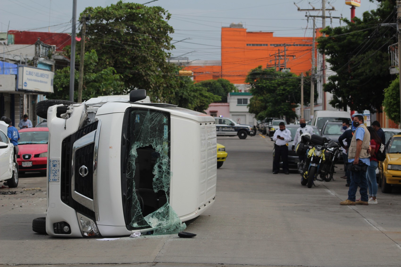 Lo vence el sueño, impacta tres vehículos y termina volcado, en Veracruz puerto