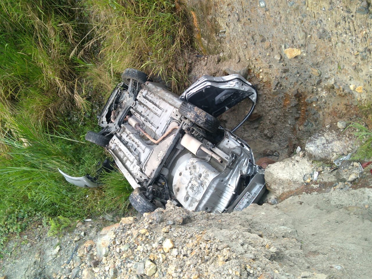 Tres lesionados deja volcadura de auto en Tomatlán