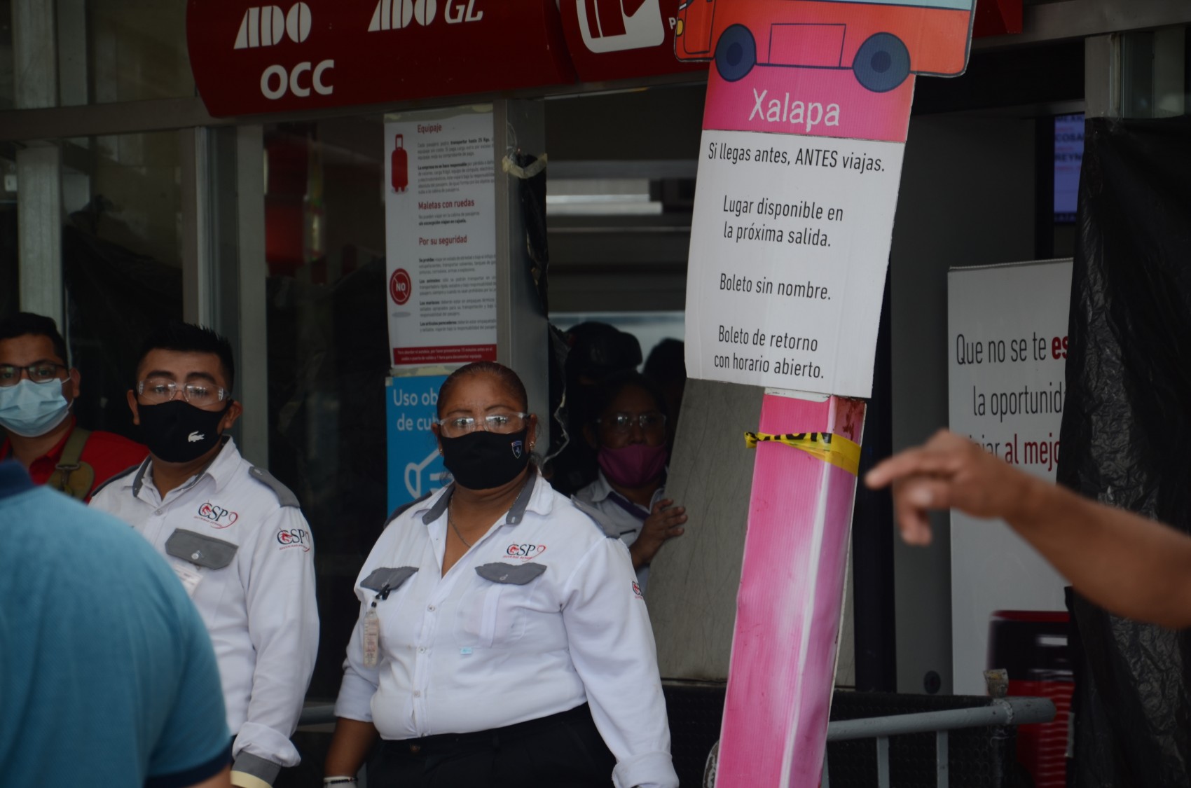 Mujer fallece en terminal de ADO, vigilantes impiden cobertura de medios