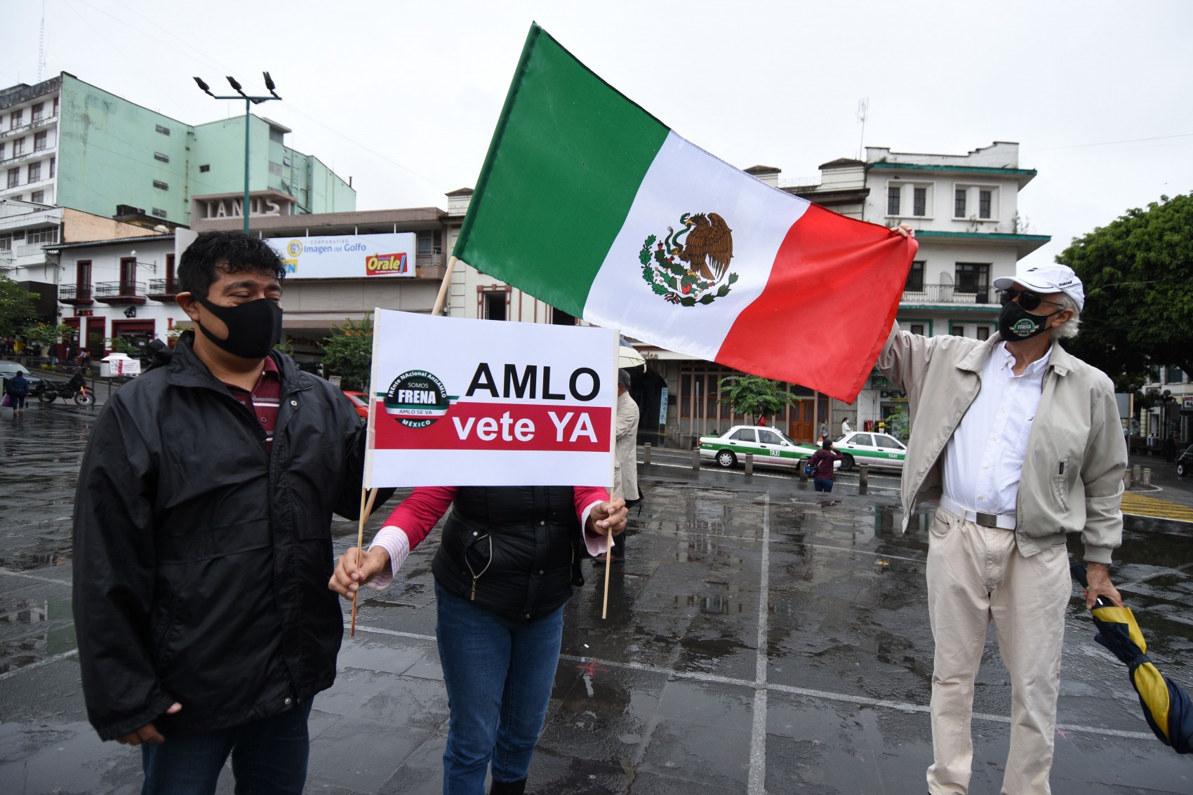 Movimiento contra AMLO se manifiesta en Plaza Lerdo