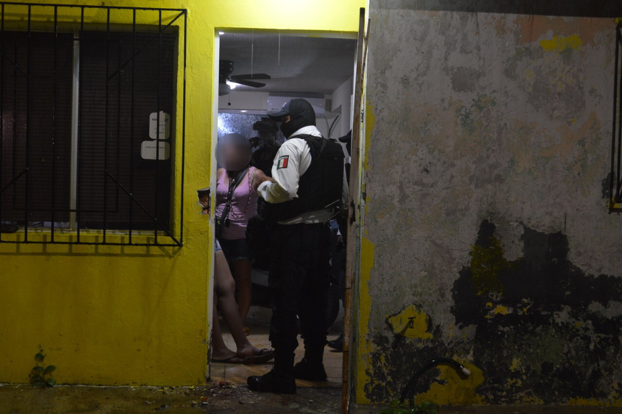 Elementos de la Fuerza Civil «levantan» dos hombres, allanan 3 casas y dejan amarrada a una mujer