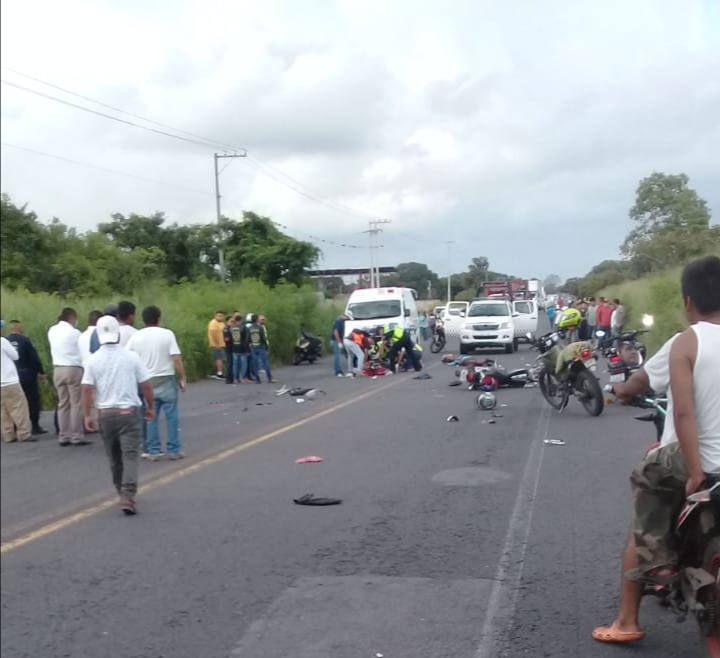 Pareja de motociclistas muere al chocar contra camión de carga en Cuitláhuac