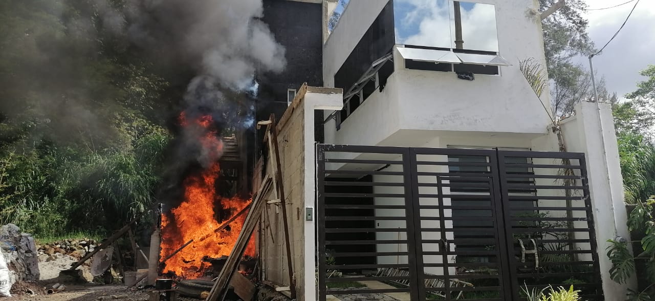 Se incendia bodega en Los Arenales