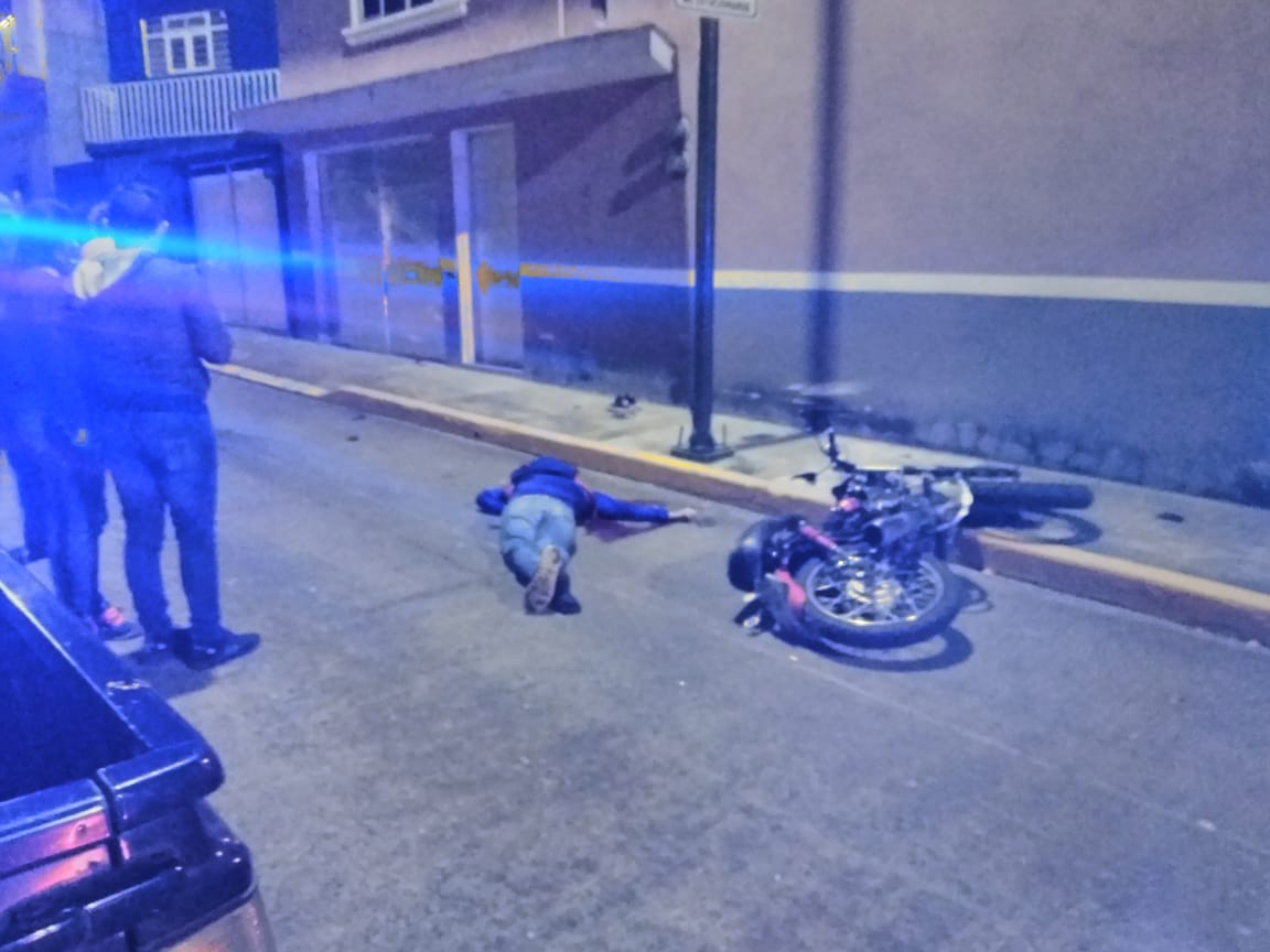 Motociclista muere al impactarse contra luminaria en Orizaba
