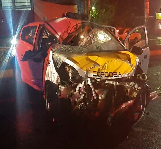 Vuelcan dos taxis en Córdoba, por exceso del velocidad