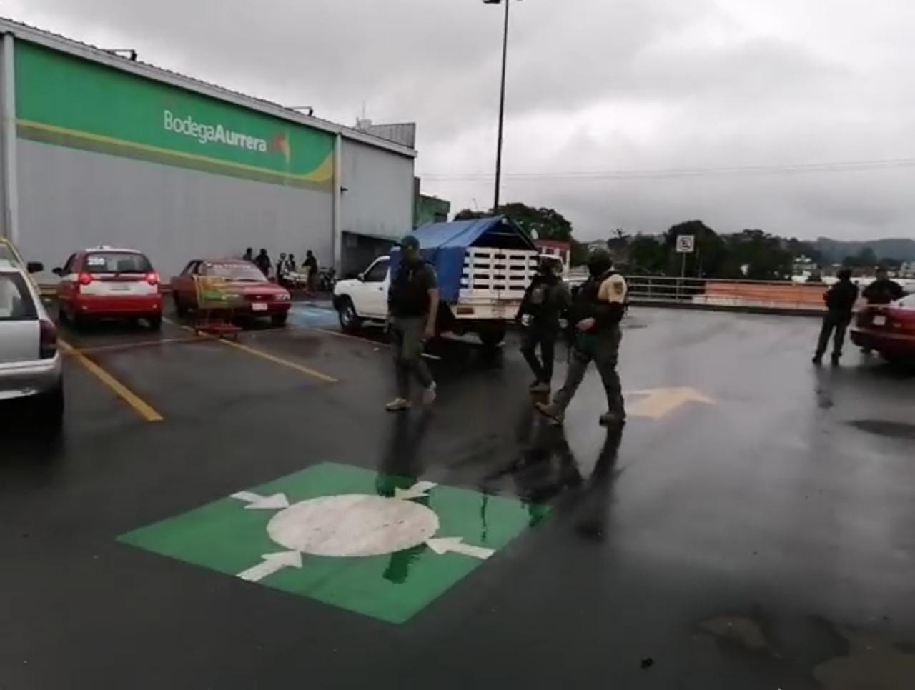 Secuestran a tres en centro comercial de Huatusco