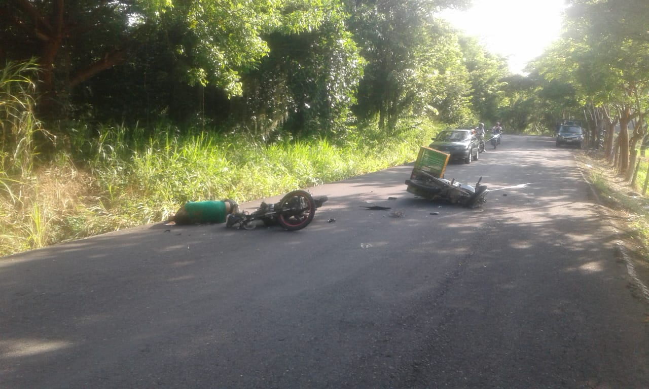 Motociclistas chocan de  frente en Yecuatla, uno muere