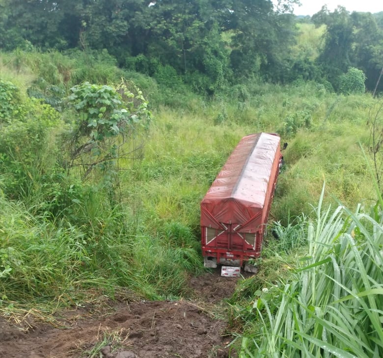 Tráiler cae a desnivel en intento de asalto en Omealca