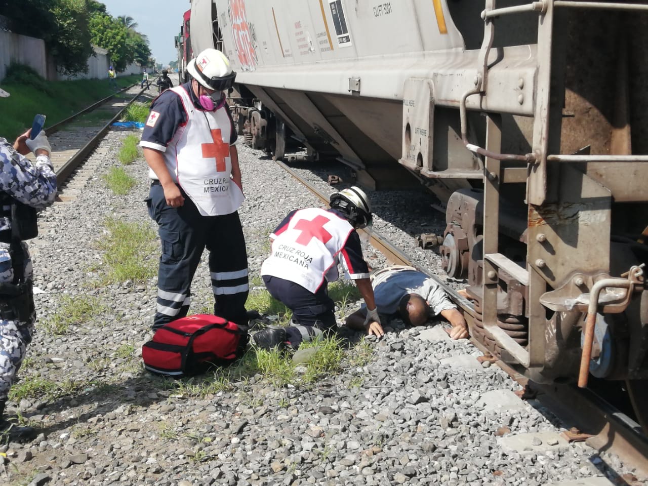 Intenta ganarle el paso  al tren y termina amputado