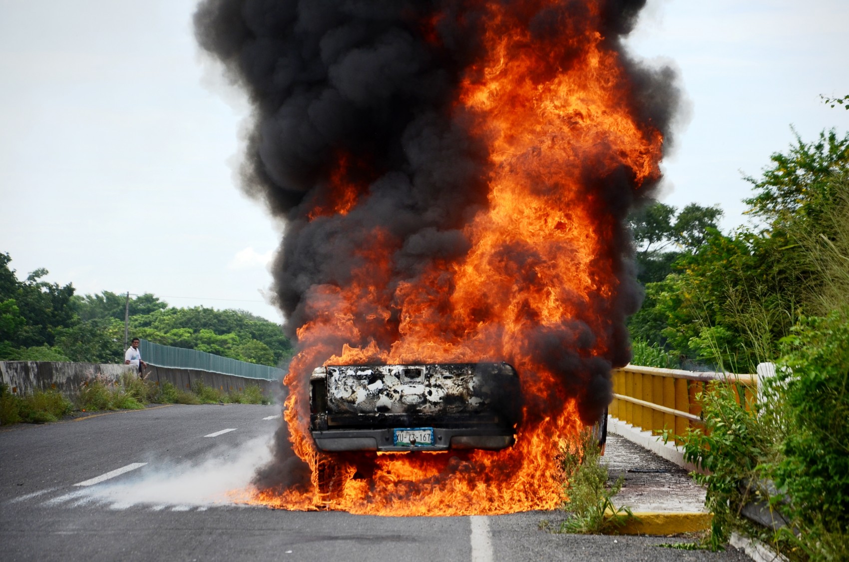 Arde camioneta en el libramiento Paso del Toro-Santa Fe