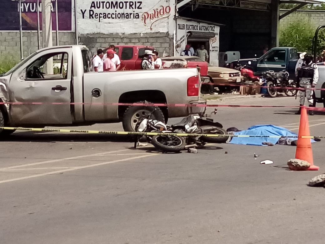 Motociclista muere al colisionar contra camioneta en Manlio Fabio Altamirano