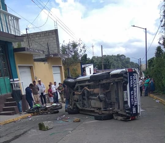 Queman patrulla y retienen a policías que atropellaron a dos menores en La Perla