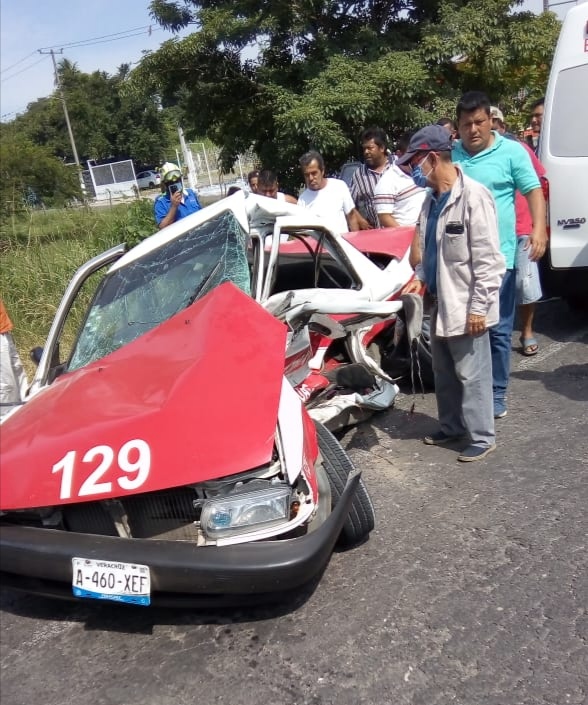 Un muerto deja choque de taxi contra tráiler en la federal Córdoba-Veracruz