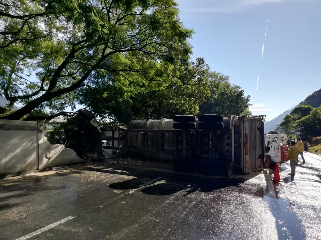 Tolva se desprende de tráiler e impacta  camioneta donde viajaba familia
