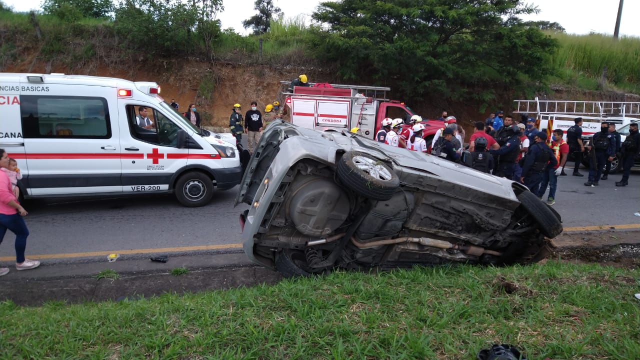 Familia lesionada en volcadura en Córdoba