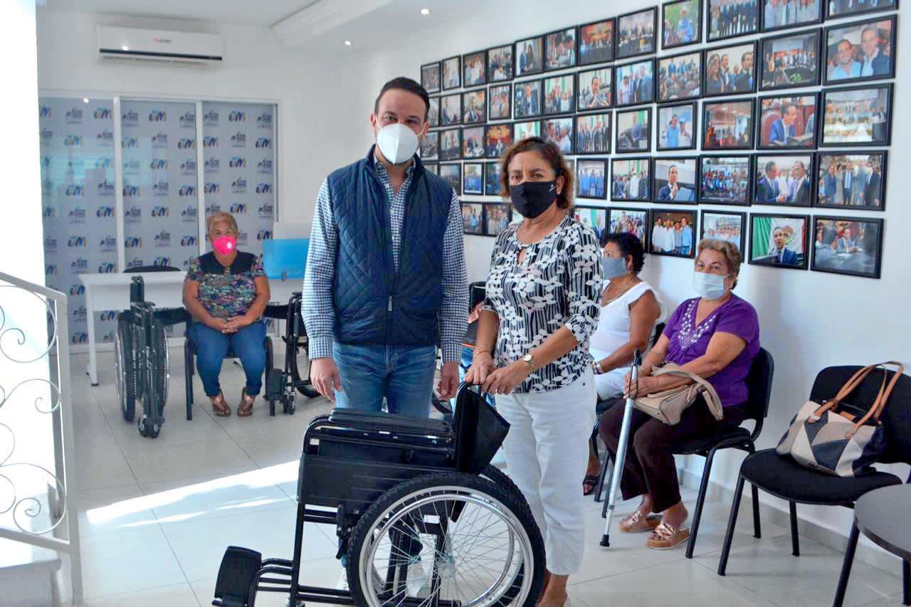 Entrega Juan Manuel Unánue la silla de ruedas 500 en su Distrito