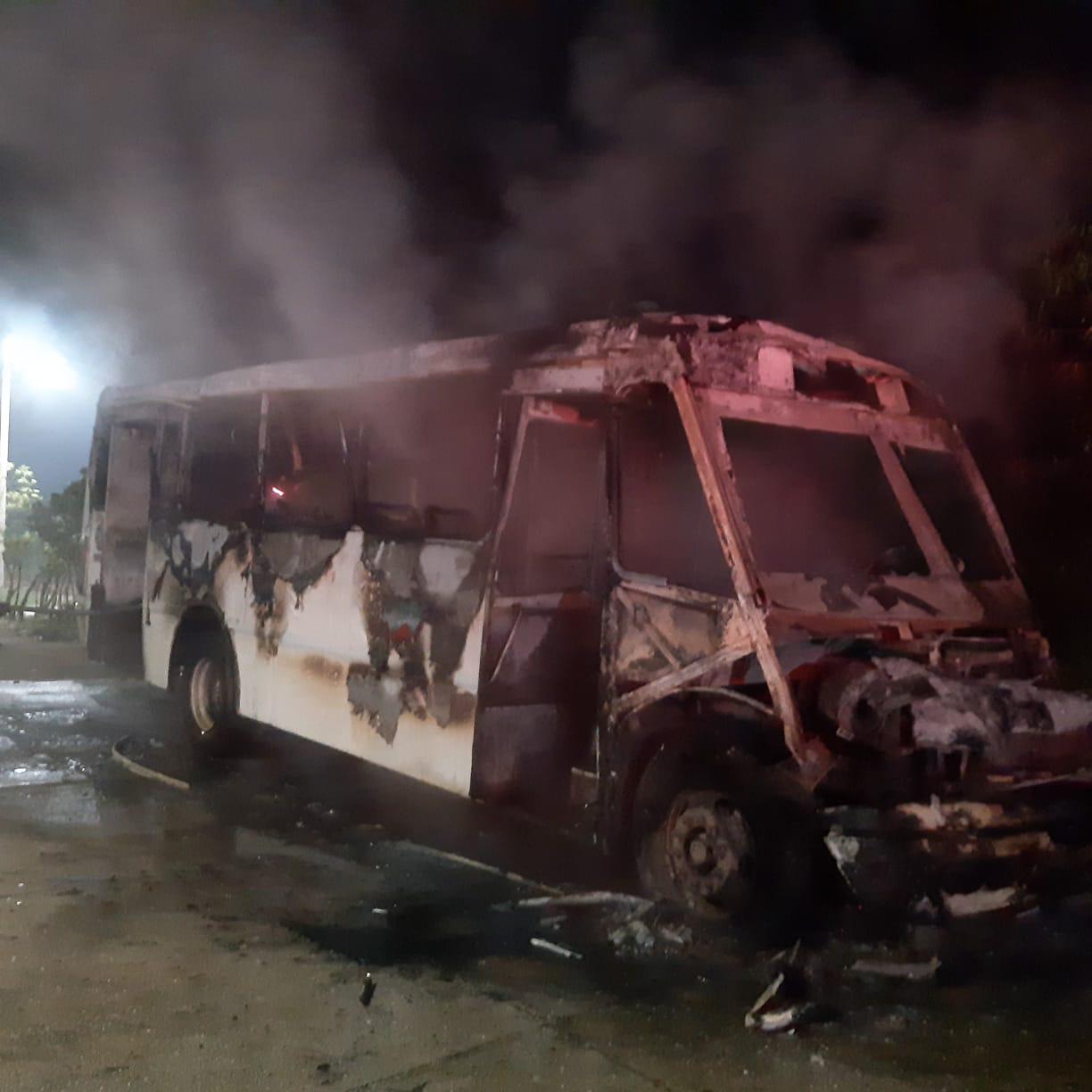 Con bombas molotov incendian dos camiones en Coatzacoalcos