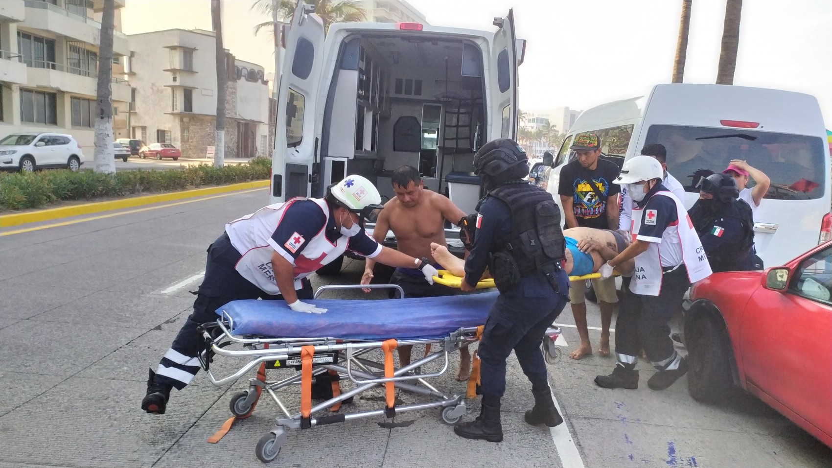Salvan de morir ahogado a turista del EdoMex en playa Regatas de Veracruz