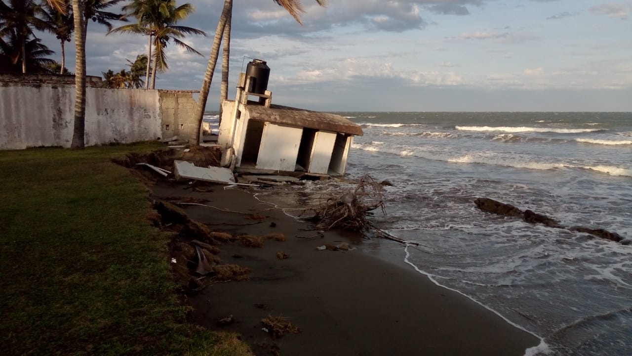 Desaparecen 8 kilómetros de playa en Alvarado; pobladores llevan años denunciando