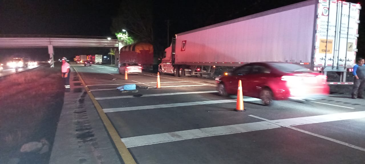 Dos hombres mueren atropellados por tráiler en autopista Córdoba-La Tinaja