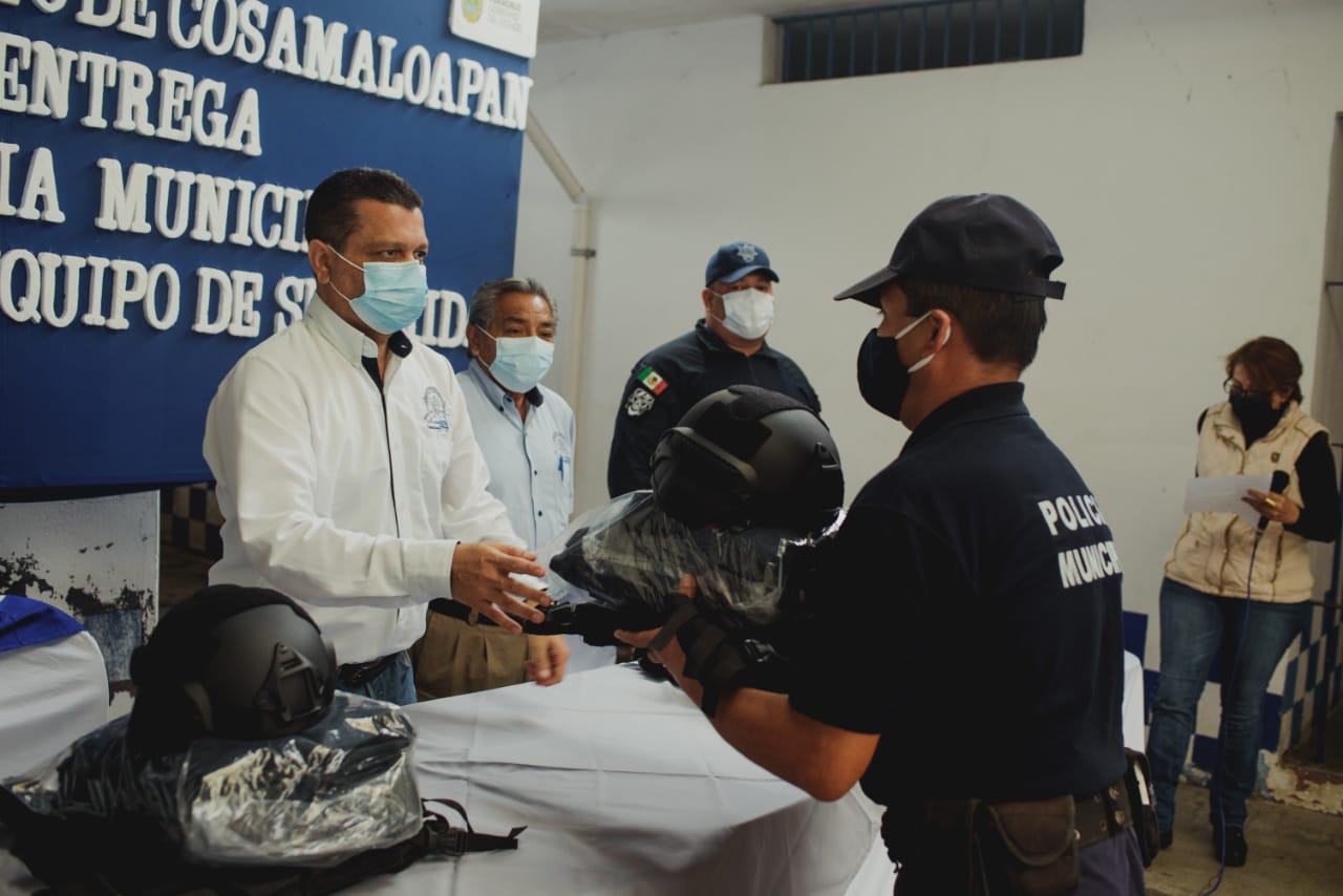 Alcalde Raúl Hermida entrega uniformes, equipo y aguinaldo, a policías de Cosamaloapan