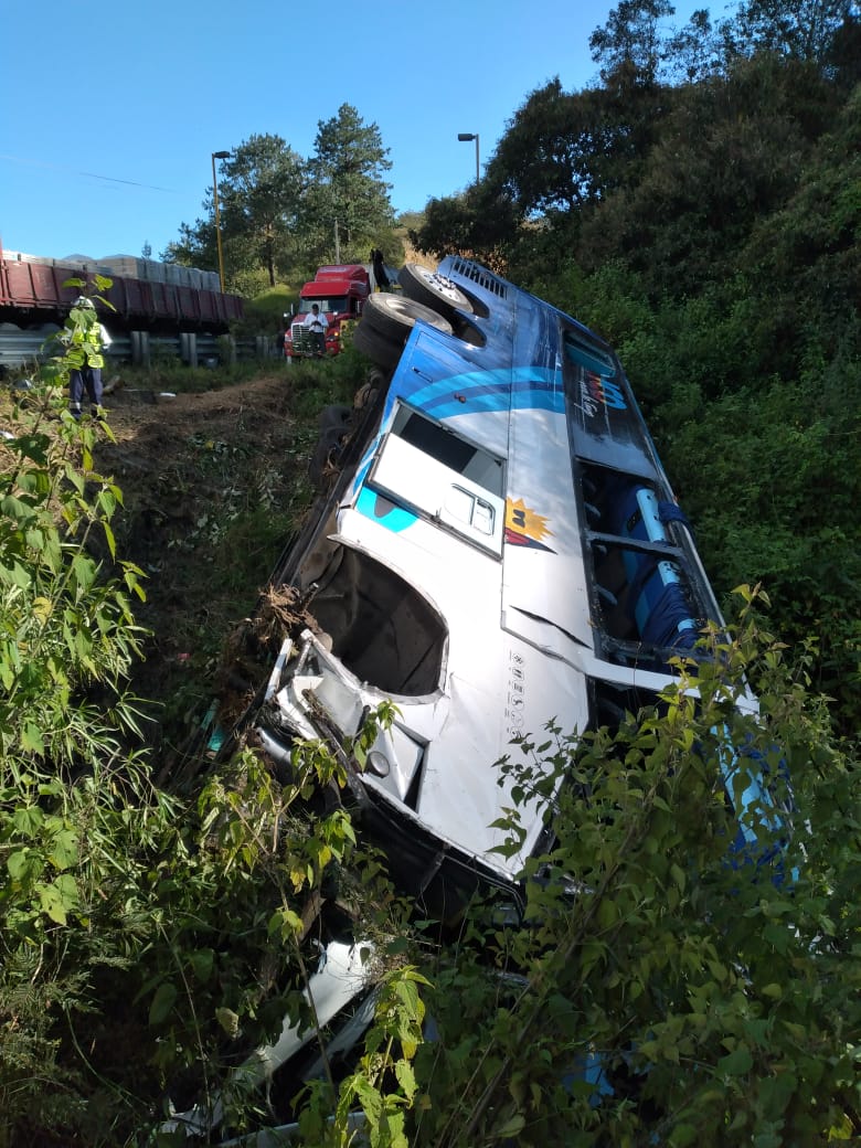 Vuelca autobús de turismo en Maltrata