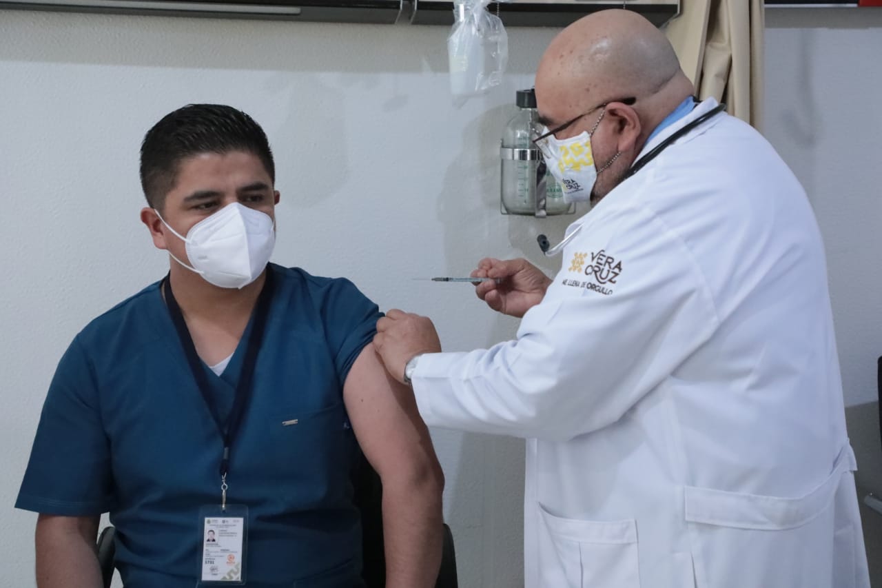 Cándido médico internista del CAE , fue el primero en recibir vacuna Covid