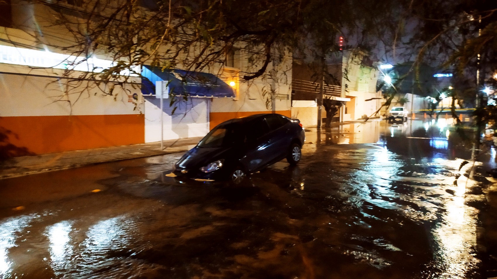 Se registra otra fuga de agua en la red del Grupo MAS; auto cae en socavón