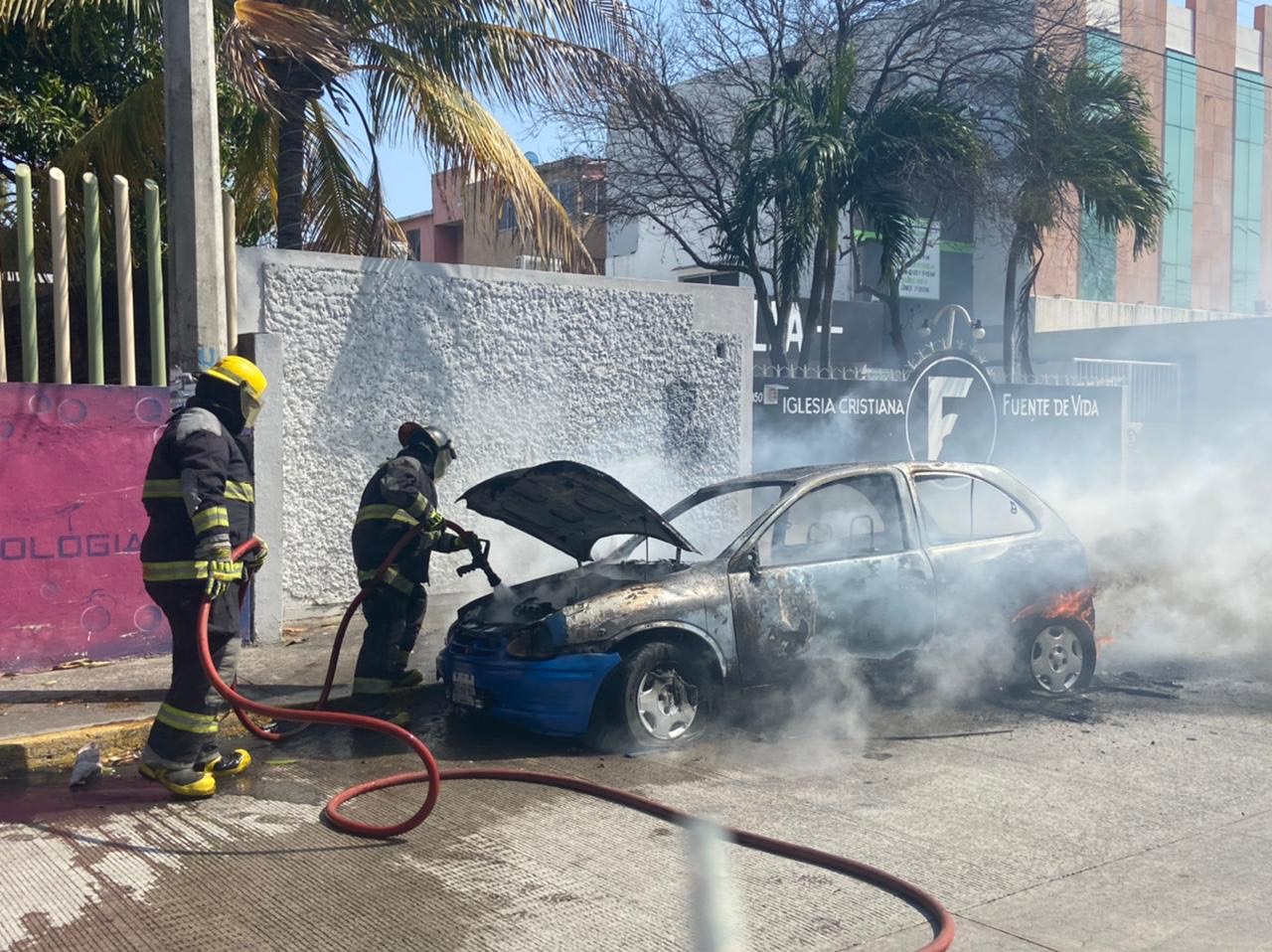 Vehículo particular arde en llamas en la colonia electricistas de Veracruz
