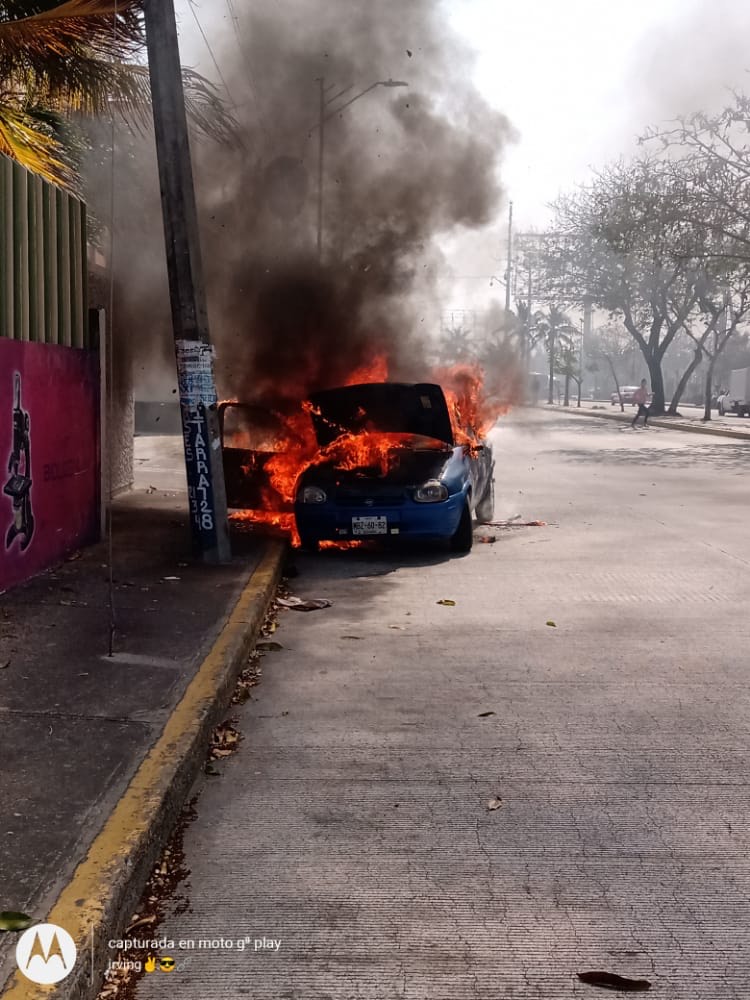 Se incendia vehículo frente a Reino Mágico en Veracruz