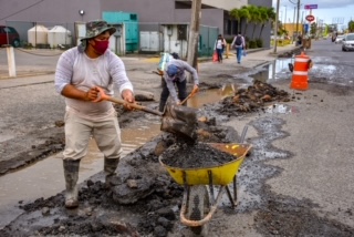 Obras están a medio hacer porque hay retraso en el pago: Constructores