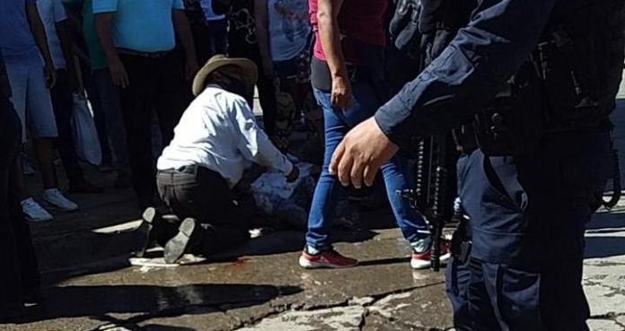 Taxista atropella a comerciantes  y dos menores en Xalapa