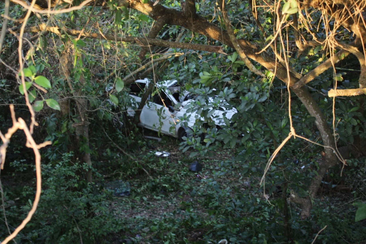 Auto termina en el fondo de un barranco, muere el chofer, en Medellín